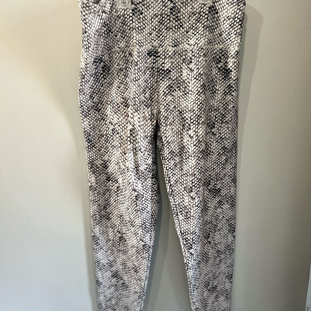 Balance Collection Snakeskin Print Leggings - Black and Gray XL
